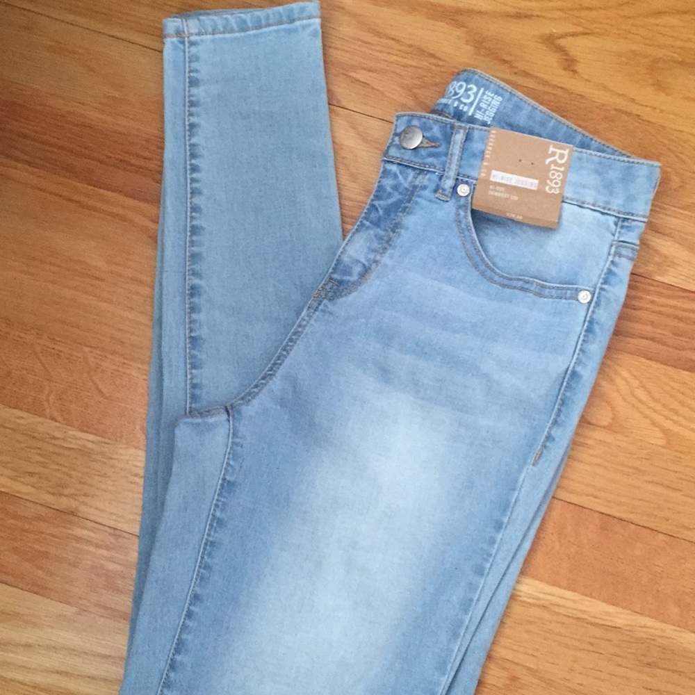 Light Wash Hi-Rise Jegging